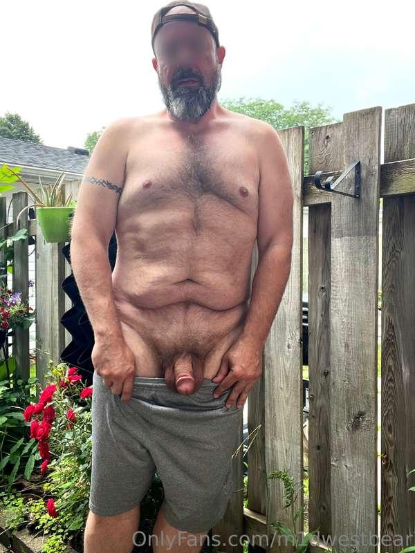 Just hangin' in the back garden on vacay