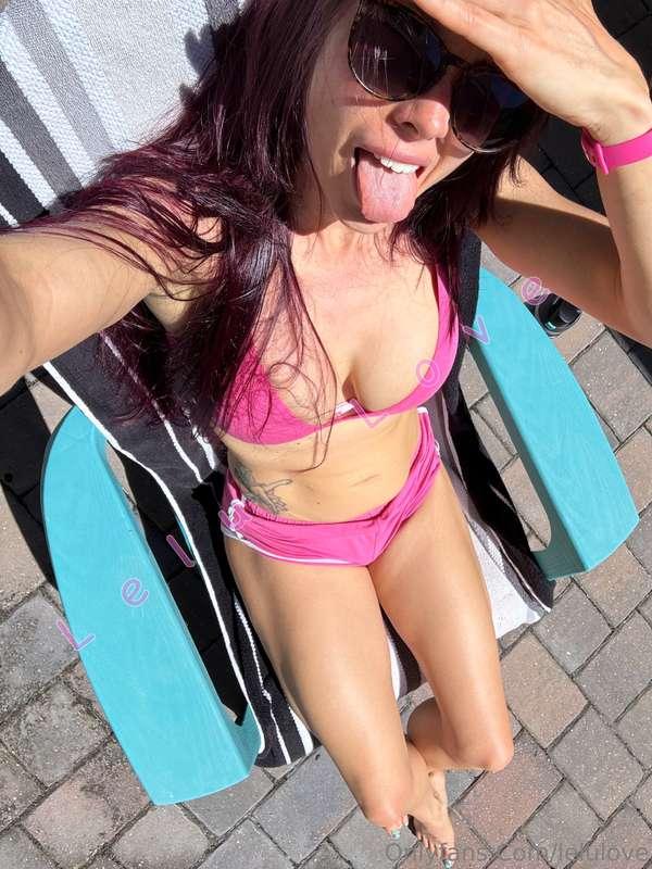 Wanna help me put on sunscreen?? 🧴😜