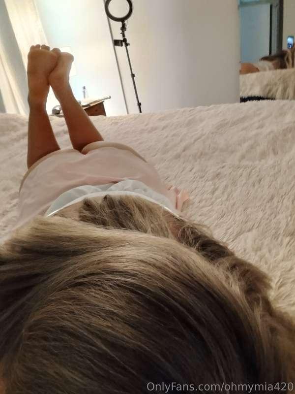 Rub my back it turns me on and makes me wet💦