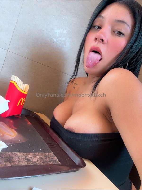 Quien quiere almorzar conmigo y meterme deditos bajo la mesa..