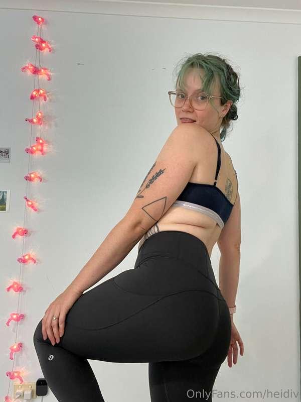 would you take a yoga class with me?#yogapants #sportsbra #h..