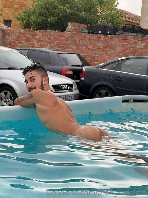 Alguno quiere darse un baño conmigo?😈