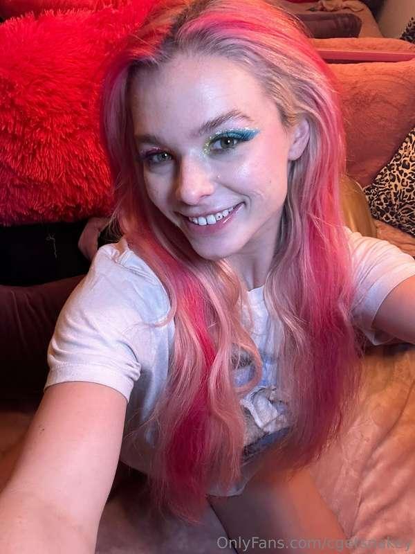 Just lounging around waiting for a message from you 💖