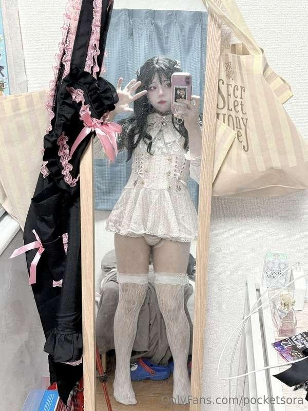 te gusta como se asoma mi bultito por abajo de mi vestido? h..