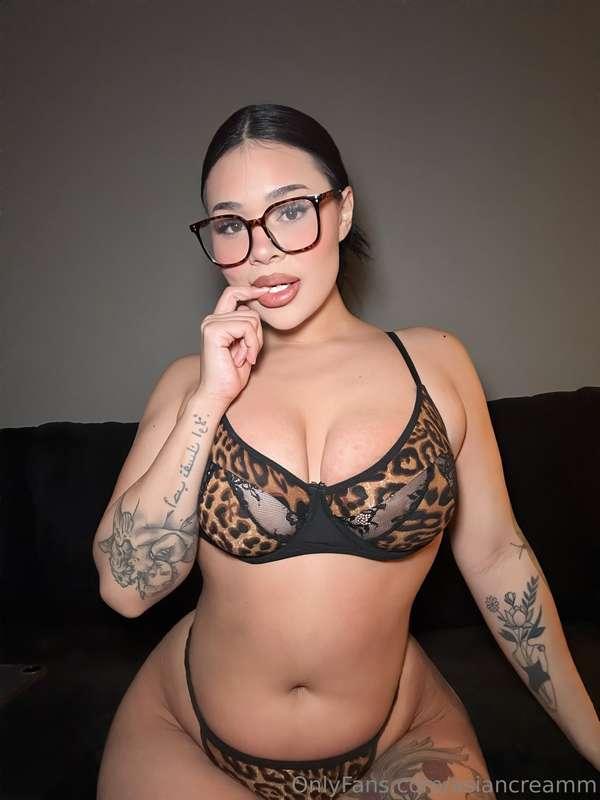 I’M ON LIVE RIGHT NOW GUYS 😍CUM JOIN 😩💦 https://onlyfans.com..