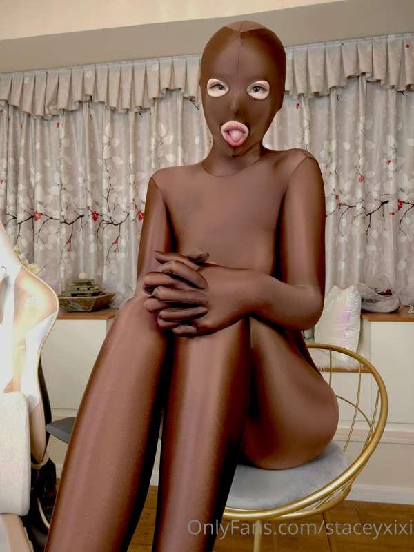 Let me share this chocolate zentai with you，tight、 shinnng a..