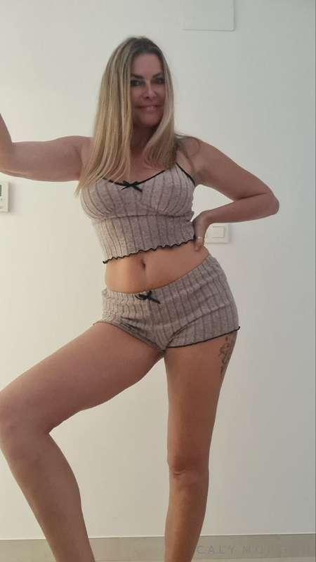 Would you lose yourself between my legs?🐱🤔 Pussy on feed on ..