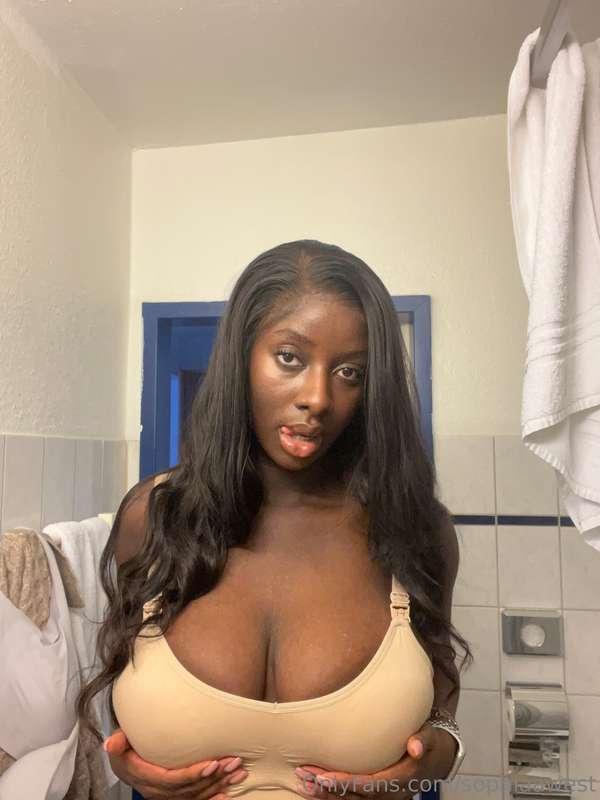 now that i think about it my 🍒 kinda look heavy in my pictur..