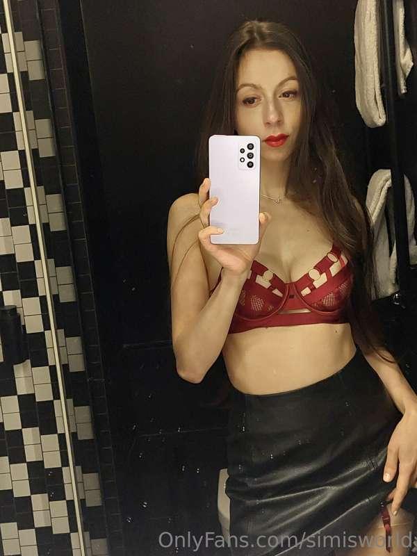 Hello Guys, do you like my garters under my skirt ? 💋