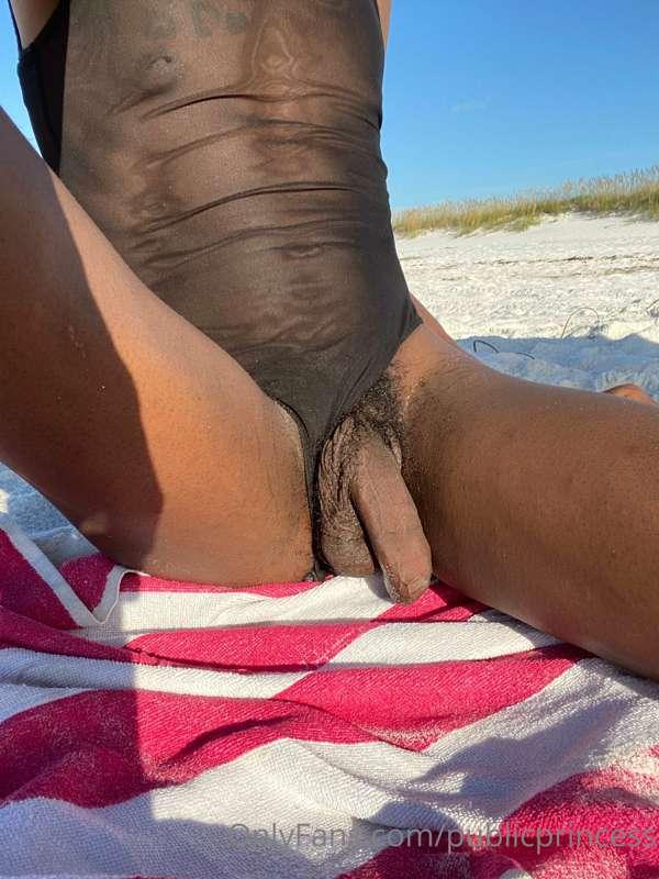 Good Morning. Another Beach day ☀️ only 4 Days in idk my Bir..