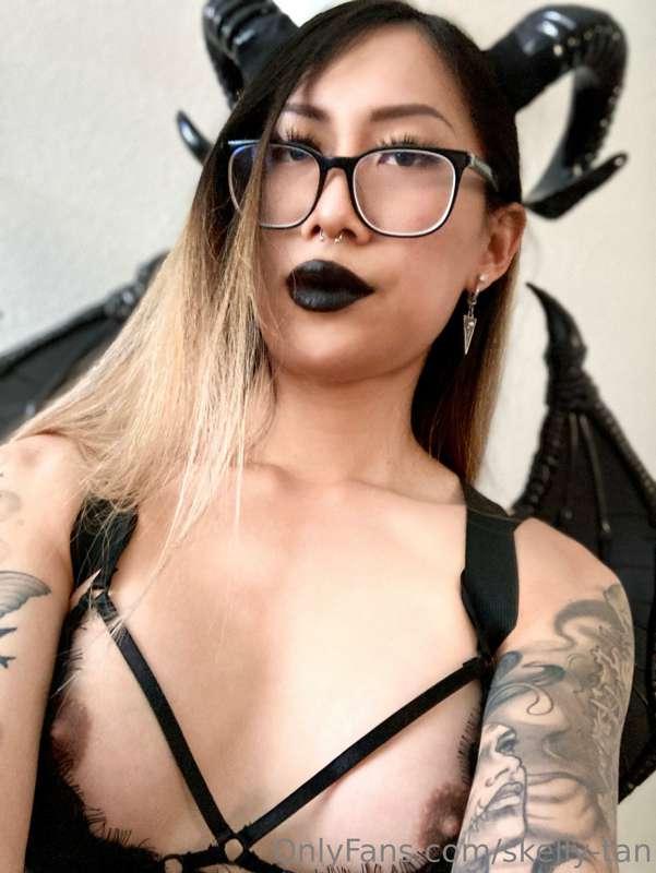 Hey babe 🖤 You like demon girls?