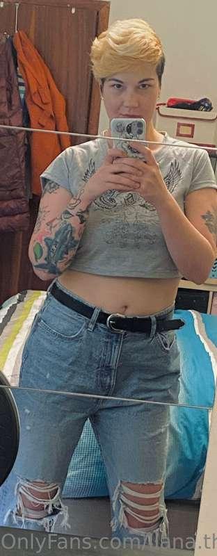 I don’t usually wear crop tops… but when I do… 💦🔥