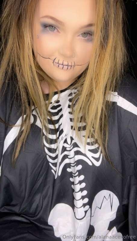 Spooky gal gettin ready for her day 😍
