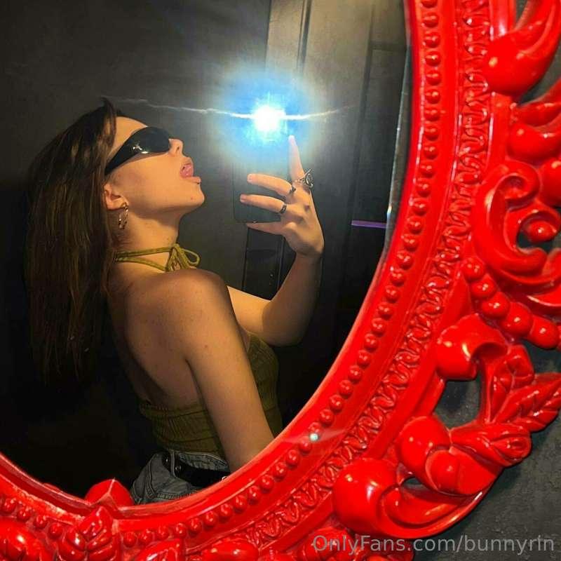 I'm gonna shine my 𝐟𝐥𝐚𝐬𝐡𝐥𝐢𝐠𝐡𝐭 on you, guys 🔦