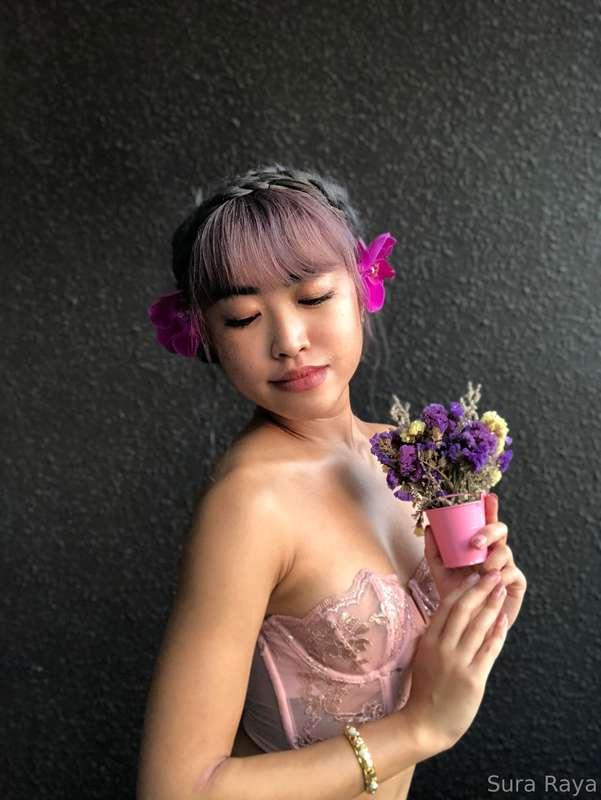Forget about flowers, give me an orgasm instead! 😝