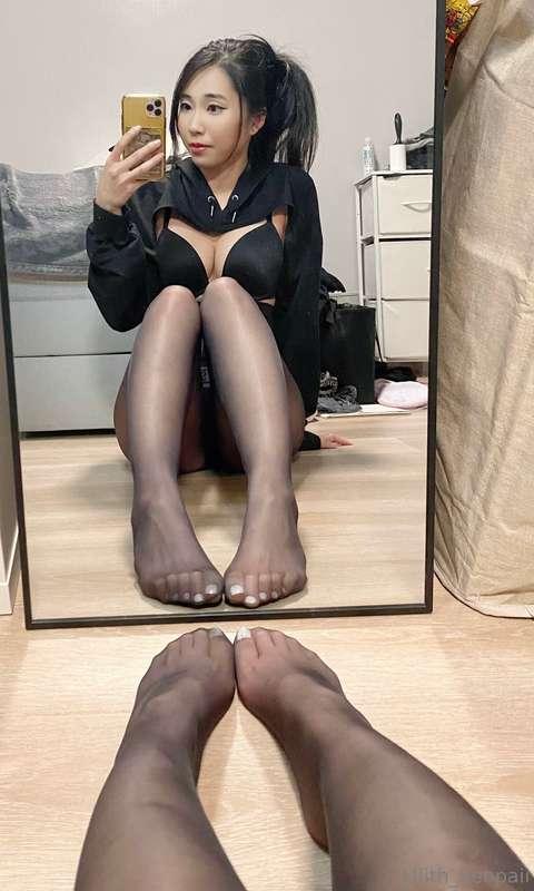 Who wants to feel my pantyhose feet?