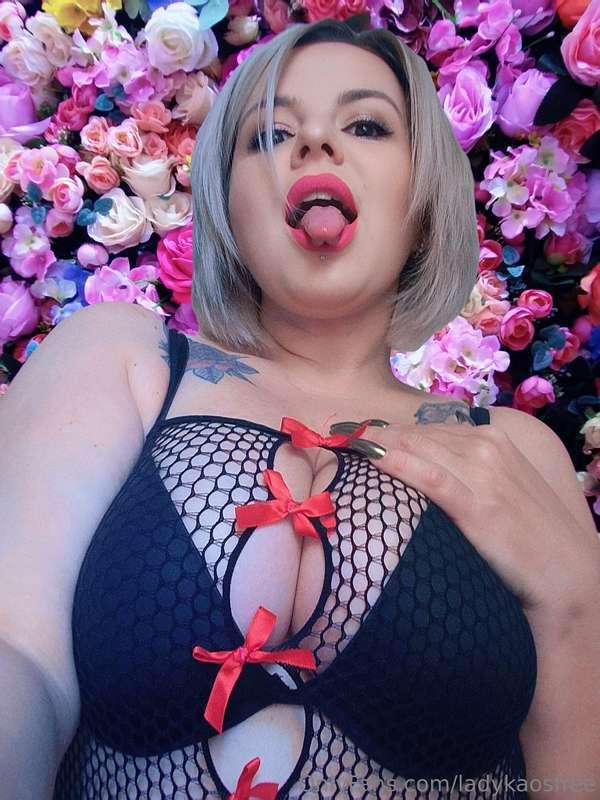 Gonna put my big boobs on your slutty face😈⛓️ you'll cum int..