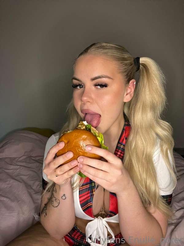 Do you like when i get messy?🤤💦😈👅