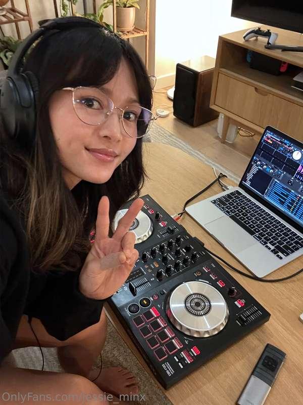 DJ JessieMix 😆Mixed some tracks last night in preparation fo..