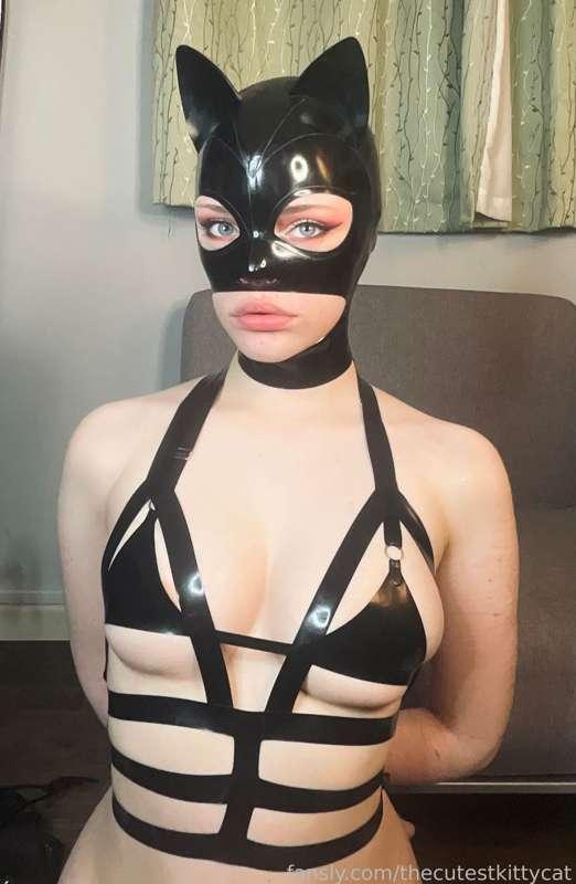 I feel like cat woman in this latex hood! 🖤