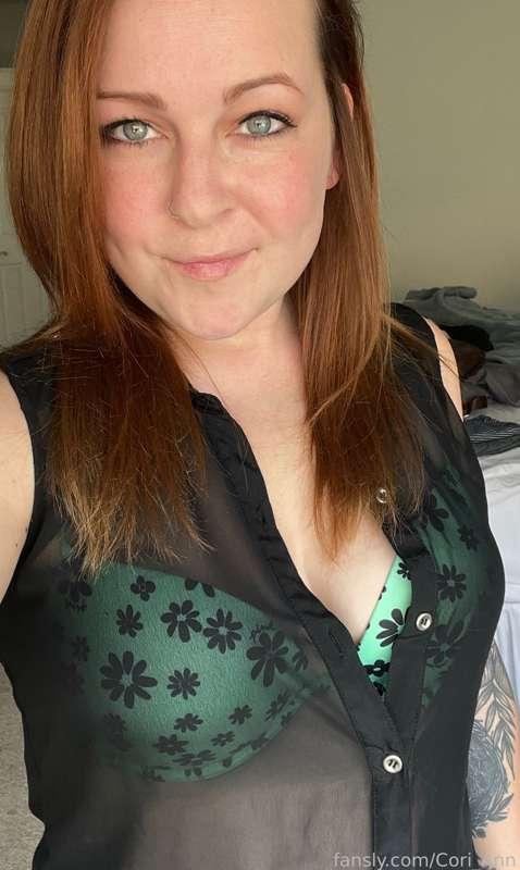 Happy Friday everyone! I hope you all have a great weekend! 💚

#fyp #redhead #tattooed #greeneyes