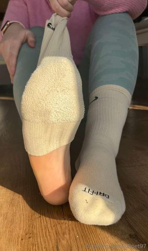 🎥: 5:41 min

Socks/foot striptease with foot massage and foa..