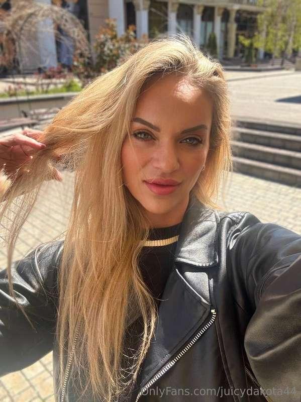 The sun is out and I’m bursting with energy today ☀️✨ One of..