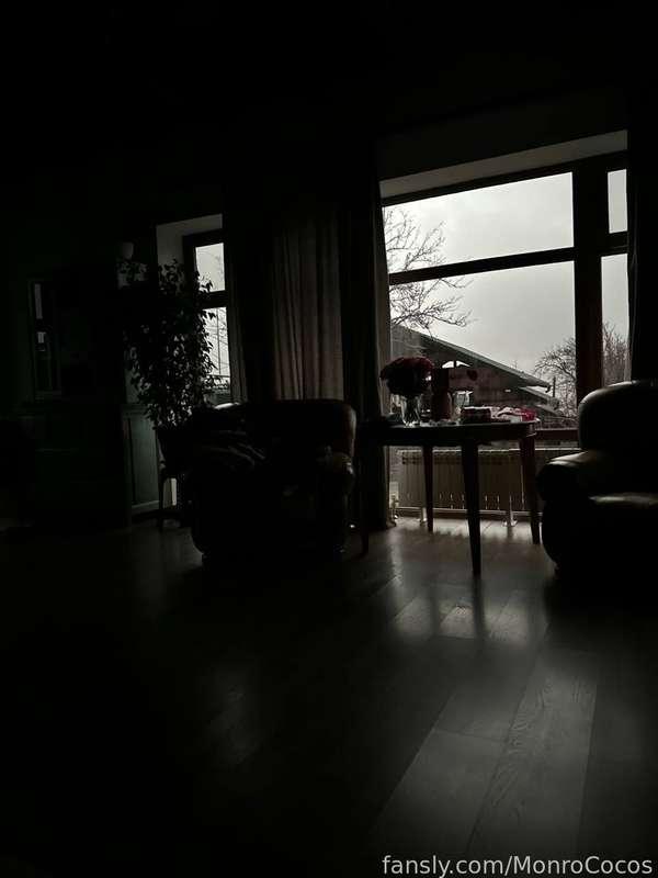 Friends, look how the weather has changed dramatically!!! Clouds came, rain and lightning started!! The birds were singing and the sun was shining in the morning, but now it's dark. They also turned off the lights at my house! Now I'm sitting in the house in total darkness and my room is illuminated only by the glare of lightning.⛈🌩⚡️🌪
I'm even a little scared!😕