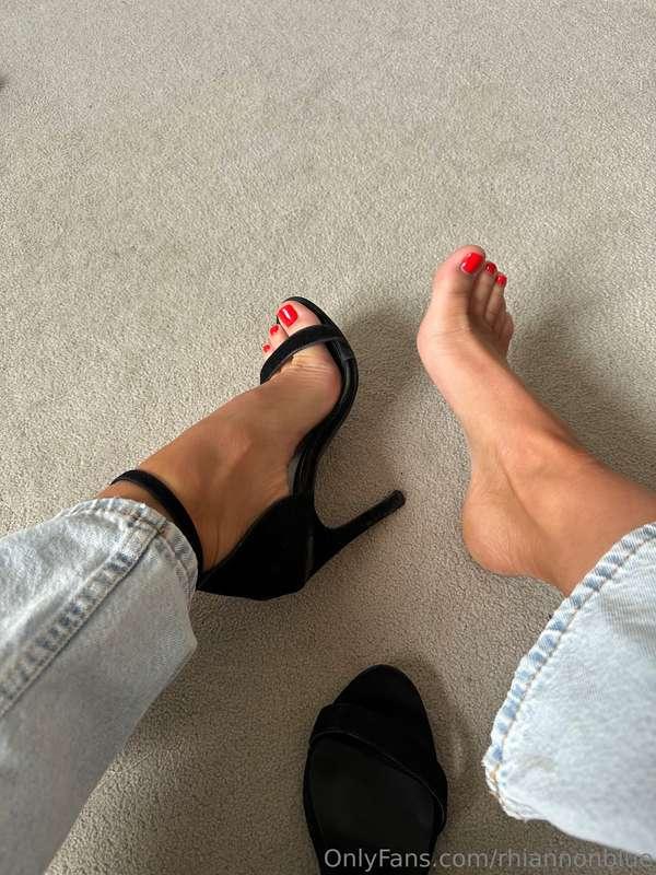 Heels or barefoot your fav? 👣😍❤️‍🔥