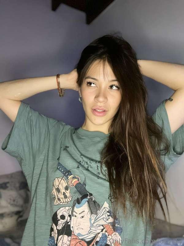 That's my reaction to the fan who's sleeping with a picture ..