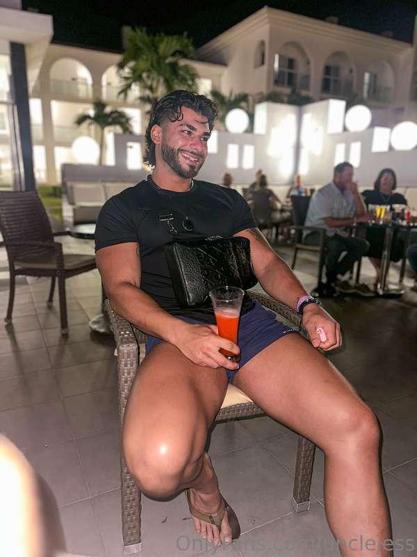 Who wants dinner with me?  Guys I get back home on Tuesday s..