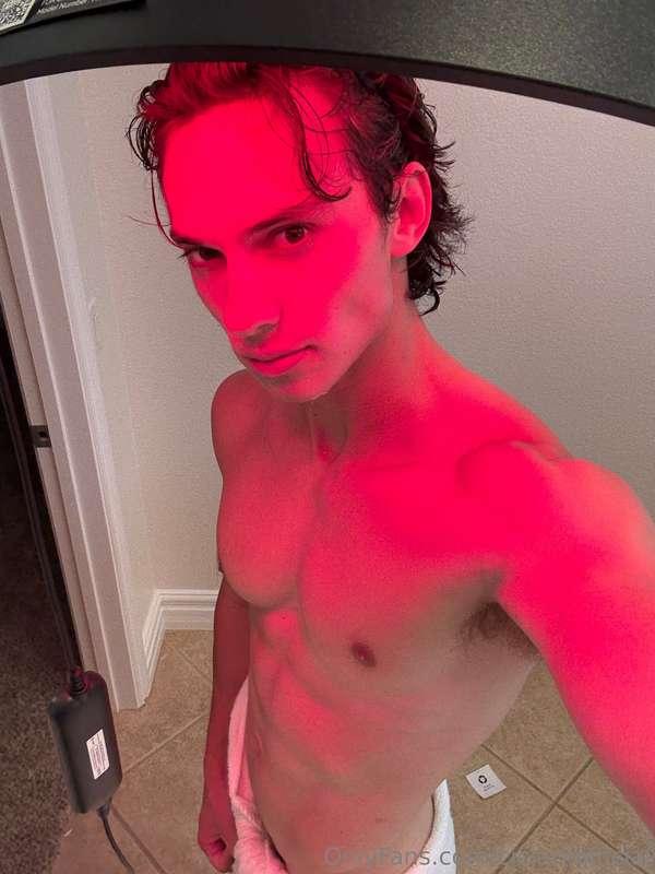 All my red light photos for you😏 flexing my arms and abs so ..