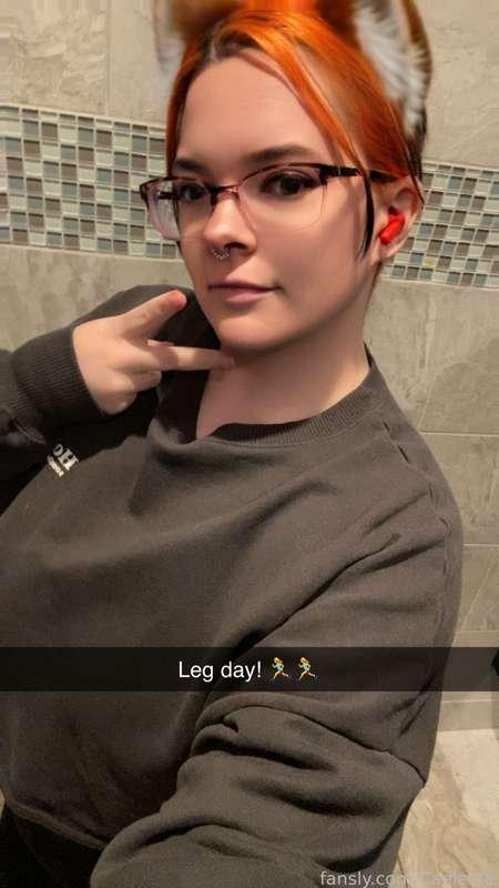 Got a few good sprays in. Cannot WAIT until I’m able to make messes on mirror with my milk. For fun. 

#hucow #lactation #lactating #hugetits #naturaltits #gym #gymgirlie #workout #exercise 