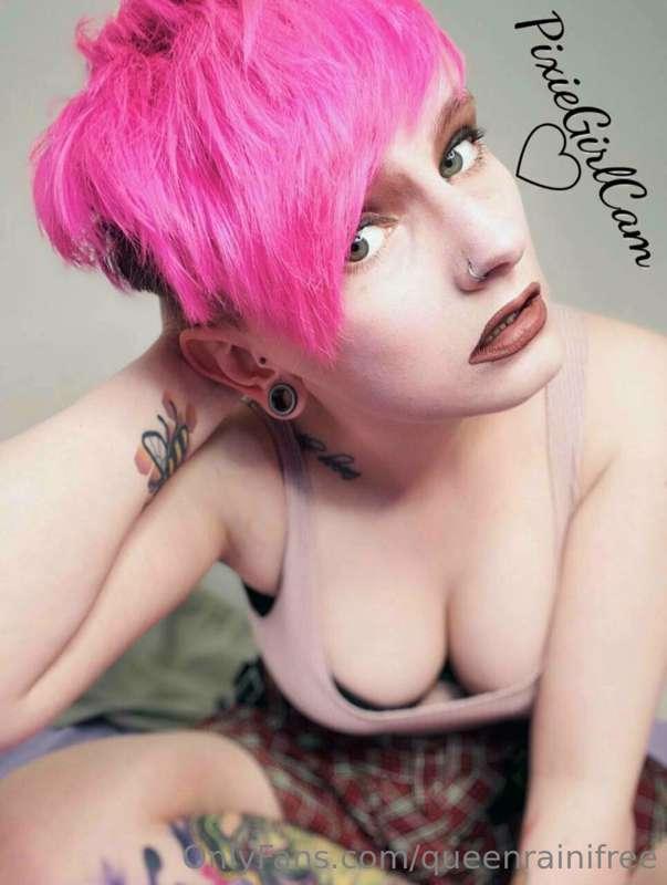 ## This British Emo SLUT @PixieGirlCam is Waiting for You 💦💦..