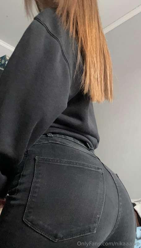 I'm trying on my jeans🍑