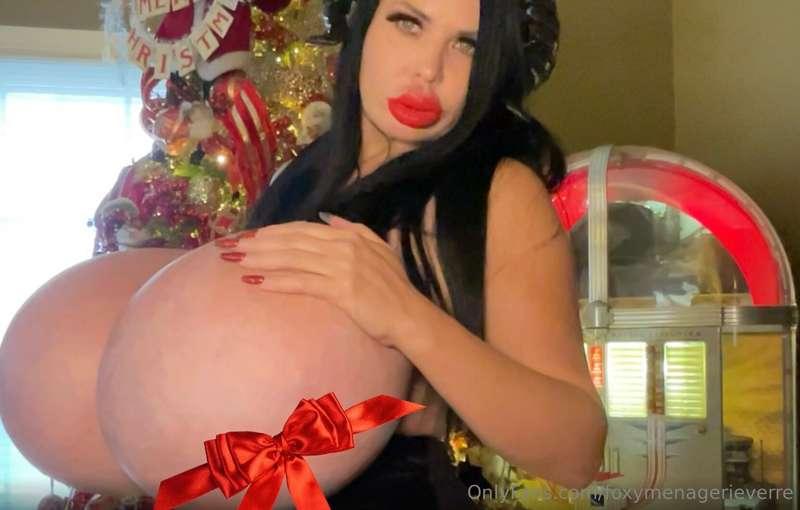 Here's another "sneak peek" at my new topless video, FOXY HO..