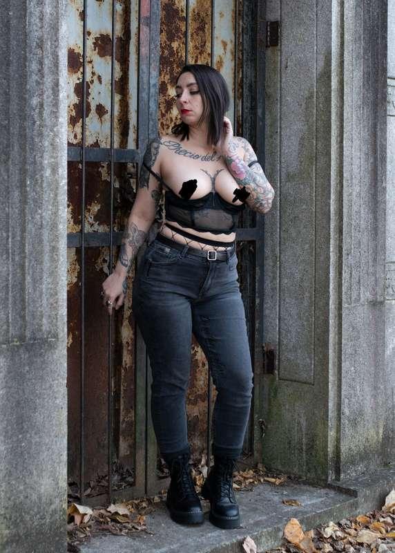 Sometimes I do spooky girl shit, like taking pics in cemeter..