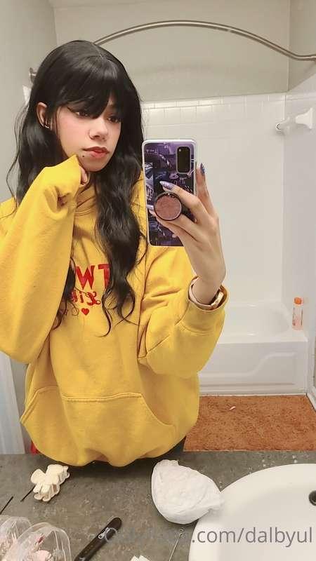 Hewwo 💛👋🏾
I wish this hoodie kept me warmer 😩