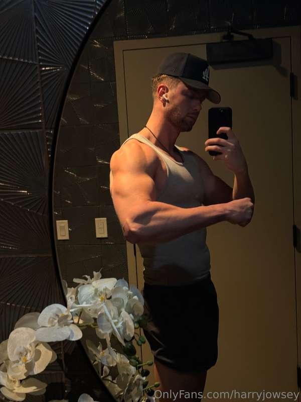 I bet I can crush a watermelon with my biceps