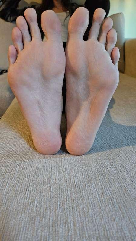 My perfect feet are back! Time for your relapse