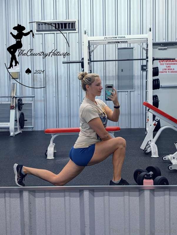 Good morning! Gotta get those stretches in! 🏋🏼‍♀️