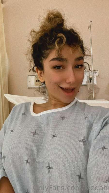 dont i look so sexy in my gown? 😏