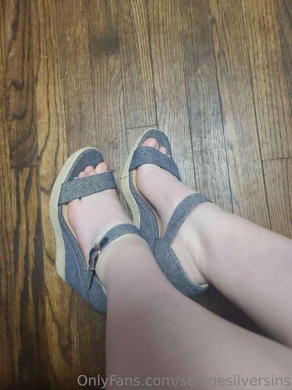 Taking off my heels after a long day 😘