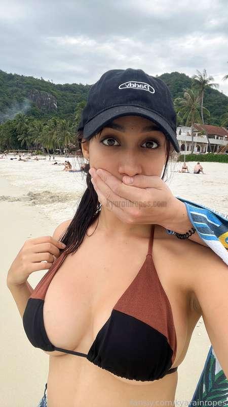 Handgagged at the beach 😈🔥 for everyone to see…