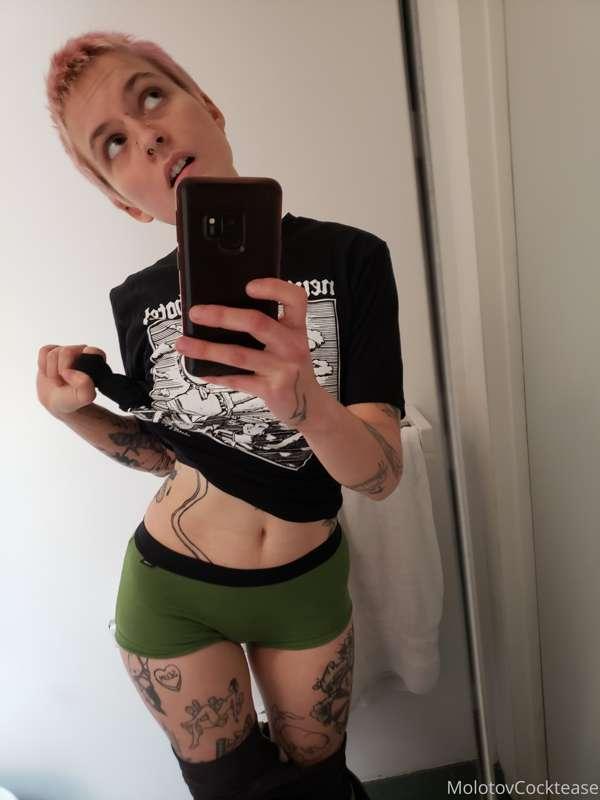 just some more little sneak peeks to remind you I'm still al..