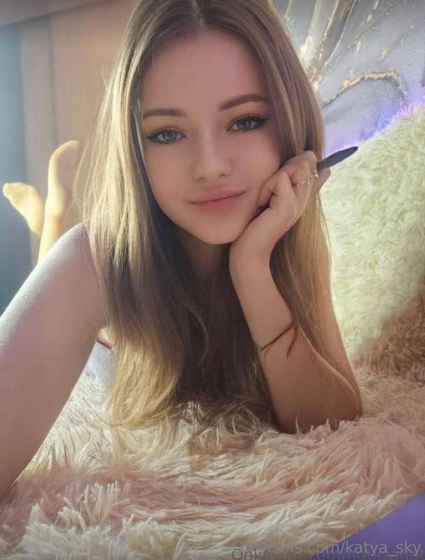 @hotlizahot🔥🔥🔥@hotlizahot
This hot girl will help you relax ..