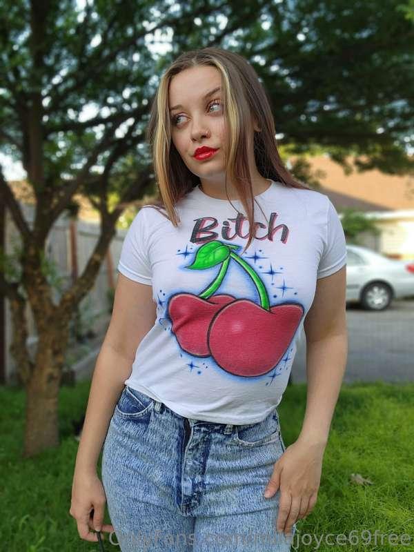 See this bitch suck some dick on my VIP OnlyFans! @milajoyce..