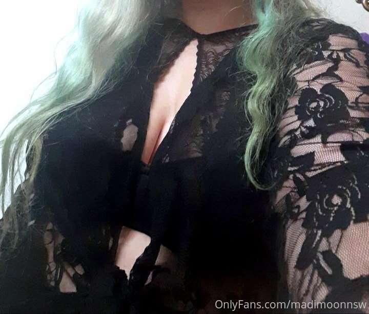 I love this bra so much, anything with a choker is my favori..
