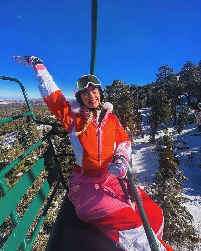 Wanna go on a ski date? 🥰⛷️