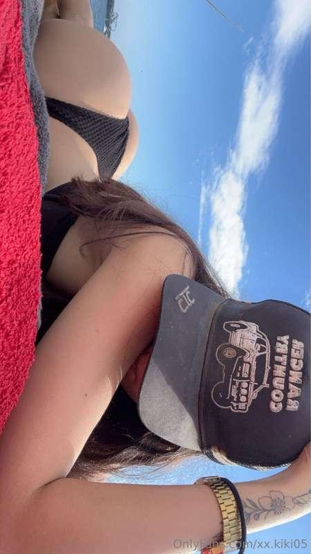 Who wants to rub tanning oil on my back 😜🫲🏼